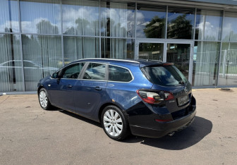 Подержанный автомобиль Opel Astra Wagon 2012 года (7 фото)