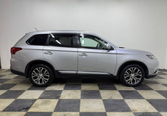 Подержанный автомобиль Mitsubishi Outlander 2016 года (4 фото)