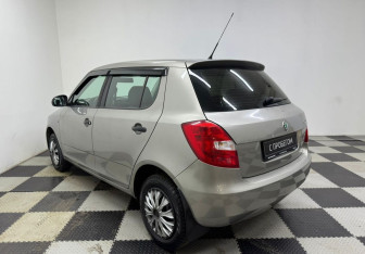 Подержанный автомобиль Skoda Fabia Hatchback 2011 года (7 фото)
