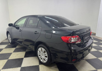 Подержанный автомобиль Toyota Corolla Sedan 2012 года (7 фото)