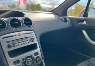 Подержанный автомобиль Peugeot 308 Hatchback 2008 года (14 фото)