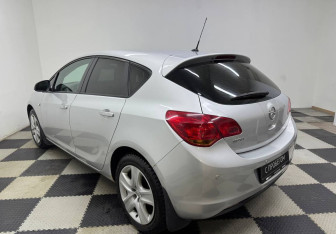 Подержанный автомобиль Opel Astra Hatchback 2010 года (7 фото)
