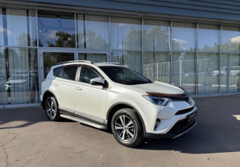 Подержанный автомобиль Toyota RAV4 2016 года (3 фото)