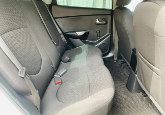 Подержанный автомобиль Kia Rio Sedan 2012 года (11 фото)
