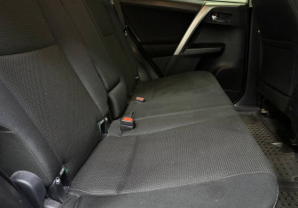 Подержанный автомобиль Toyota RAV4 2017 года (11 фото)