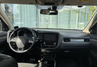 Подержанный автомобиль Mitsubishi Outlander 2021 года (9 фото)