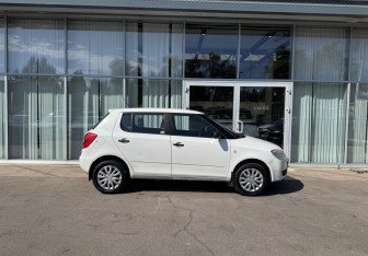 Подержанный автомобиль Skoda Fabia Hatchback 2007 года (4 фото)