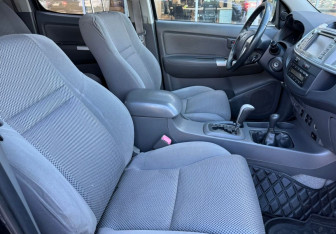 Подержанный автомобиль Toyota Hilux 2012 года (9 фото)