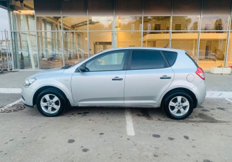 Подержанный автомобиль Kia Ceed Hatchback 2013 года (8 фото)