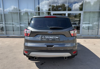 Подержанный автомобиль Ford Kuga 2017 года (6 фото)