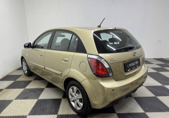 Подержанный автомобиль Kia Rio Hatchback 2010 года (7 фото)