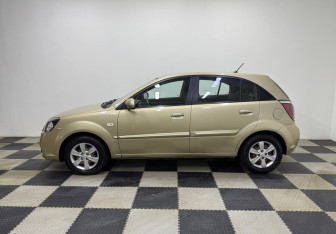 Подержанный автомобиль Kia Rio Hatchback 2010 года (8 фото)