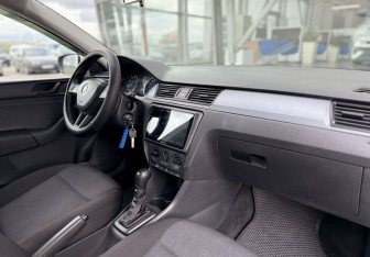 Подержанный автомобиль Skoda Rapid Liftback 2016 года (10 фото)