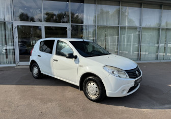 Подержанный автомобиль Renault Sandero 2010 года (3 фото)