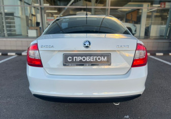 Подержанный автомобиль Skoda Rapid Liftback 2015 года (6 фото)