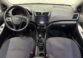 Подержанный автомобиль Hyundai Solaris Hatchback 2015 года (10 фото)