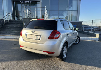 Подержанный автомобиль Kia Ceed Hatchback 2011 года (5 фото)
