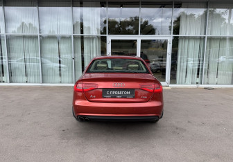 Подержанный автомобиль Audi A4 Sedan 2013 года (6 фото)
