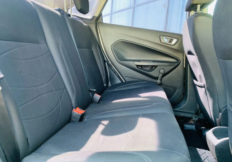 Подержанный автомобиль Ford Fiesta Sedan 2015 года (11 фото)