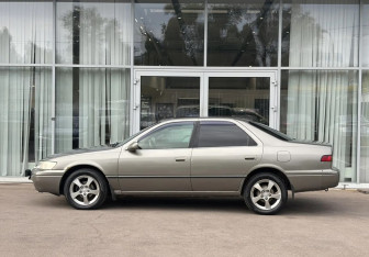 Подержанный автомобиль Toyota Camry Sedan 1999 года (8 фото)
