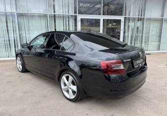 Подержанный автомобиль Skoda Octavia Liftback 2013 года (7 фото)
