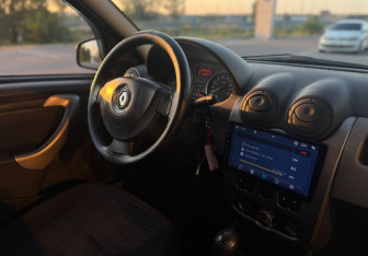 Подержанный автомобиль Renault Sandero 2011 года (10 фото)