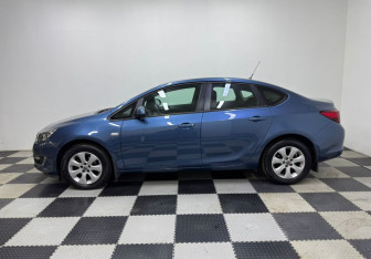 Подержанный автомобиль Opel Astra Sedan 2013 года (8 фото)