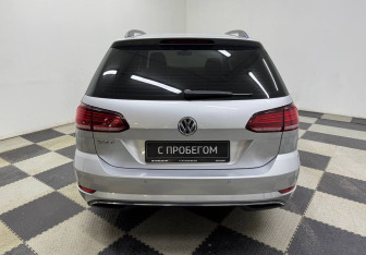 Подержанный автомобиль Volkswagen Golf Wagon 2019 года (6 фото)