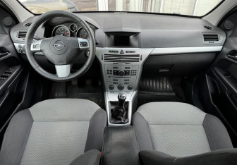 Подержанный автомобиль Opel Astra Sedan 2012 года (9 фото)