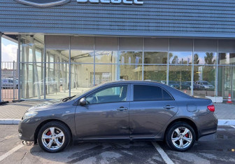 Подержанный автомобиль Toyota Corolla Sedan 2008 года (8 фото)