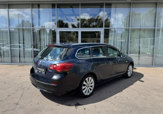 Подержанный автомобиль Opel Astra Wagon 2012 года (5 фото)