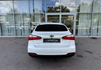 Подержанный автомобиль Kia Cerato Sedan 2016 года (6 фото)