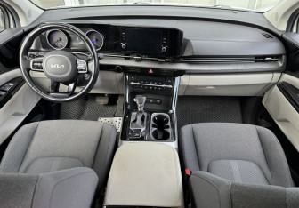 Подержанный автомобиль Kia Carnival 2021 года (10 фото)