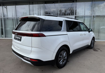 Подержанный автомобиль Kia Carnival 2021 года (5 фото)