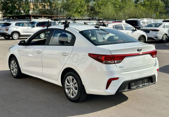 Подержанный автомобиль Kia Rio Sedan 2019 года (18 фото)
