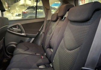 Подержанный автомобиль Toyota RAV4 2008 года (11 фото)