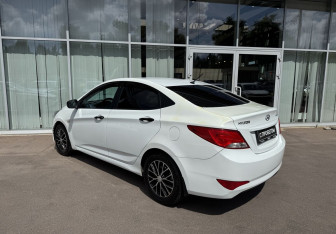 Подержанный автомобиль Hyundai Solaris Sedan 2015 года (7 фото)