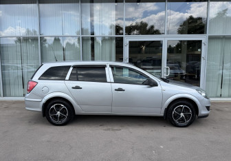 Подержанный автомобиль Opel Astra Wagon 2014 года (4 фото)