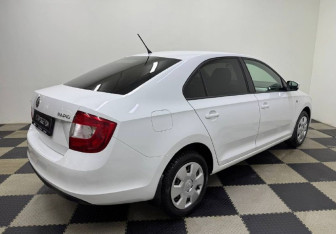 Подержанный автомобиль Skoda Rapid Liftback 2014 года (5 фото)