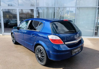 Подержанный автомобиль Opel Astra Hatchback 2004 года (4 фото)