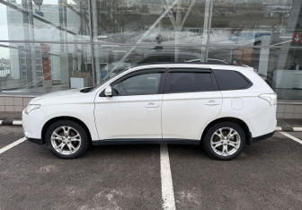 Подержанный автомобиль Mitsubishi Outlander 2013 года (8 фото)