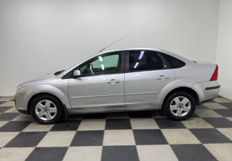 Подержанный автомобиль Ford Focus Sedan 2006 года (8 фото)
