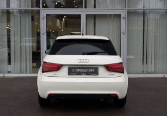 Подержанный автомобиль Audi A1 2012 года (6 фото)
