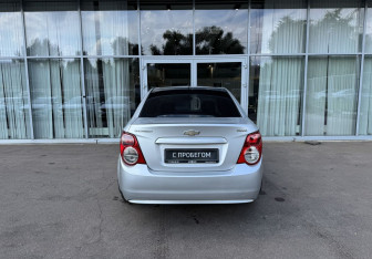 Подержанный автомобиль Chevrolet Aveo Sedan 2013 года (6 фото)