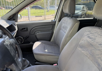 Подержанный автомобиль Renault Logan Sedan 2007 года (10 фото)