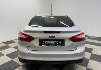 Подержанный автомобиль Ford Focus Sedan 2011 года (6 фото)