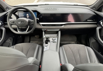 Подержанный автомобиль Geely Monjaro 2025 года (10 фото)