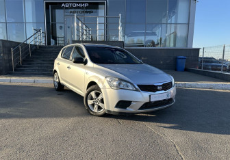 Подержанный автомобиль Kia Ceed Hatchback 2011 года (3 фото)