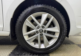 Подержанный автомобиль Skoda Rapid Liftback 2018 года (12 фото)