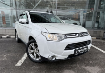 Подержанный автомобиль Mitsubishi Outlander 2013 года (3 фото)